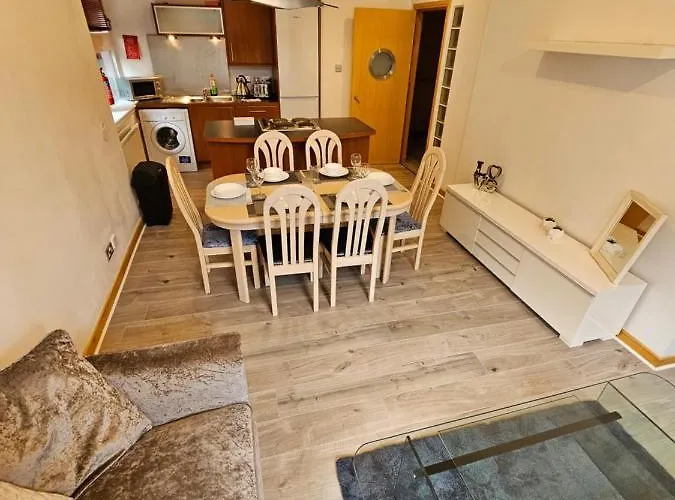 65 Renfield St 2 Bed *