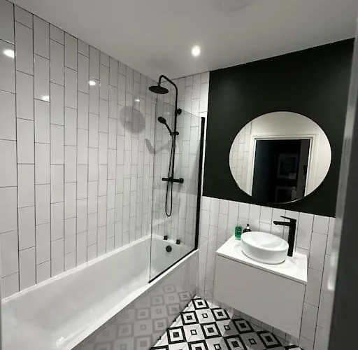 3 Bedroom/3 Bathroom Large Flat Near Ovo Hydro