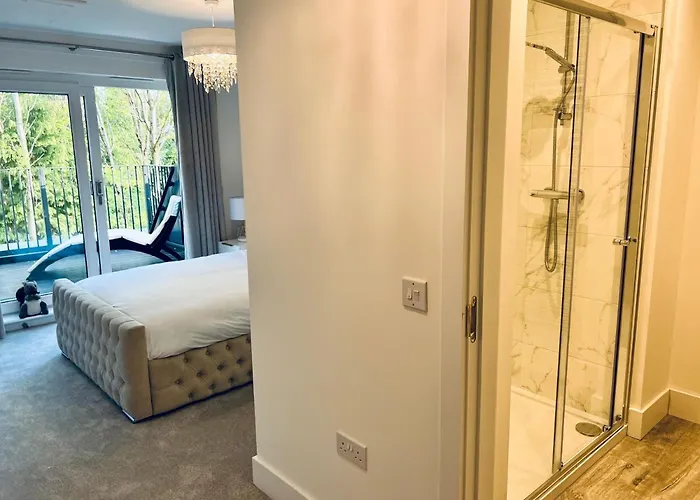 Executive Triplex House, 3 Bedroom 3 Bathrooms 1 Living Kitchen - Huge Terrace For Master Bedroom - Private E Parking Lez Congestion Zone Free - Garden - 5 Mins Drive To Centre Station Hébergement de vacances