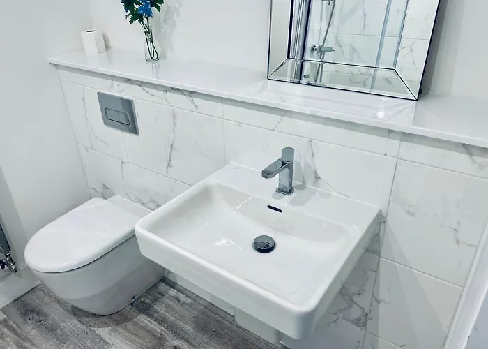 Executive Triplex House, 3 Bedroom 3 Bathrooms 1 Living Kitchen - Huge Terrace For Master Bedroom - Private E Parking Lez Congestion Zone Free - Garden - 5 Mins Drive To Centre Station * Glasgow