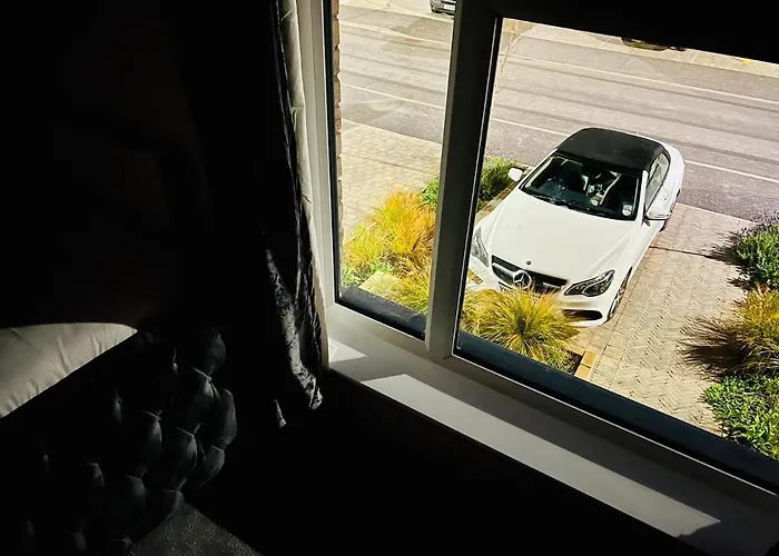 Executive Triplex House, 3 Bedroom 3 Bathrooms 1 Living Kitchen - Huge Terrace For Master Bedroom - Private E Parking Lez Congestion Zone Free - Garden - 5 Mins Drive To Centre Station Hébergement de vacances Glasgow