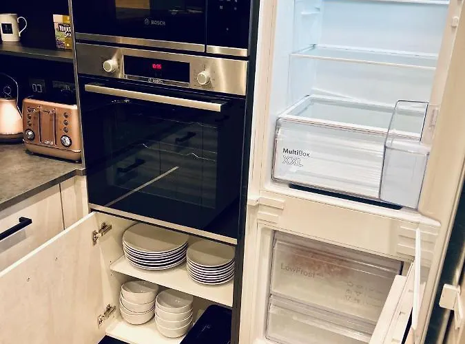 Executive Triplex House, 3 Bedroom 3 Bathrooms 1 Living Kitchen - Huge Terrace For Master Bedroom - Private E Parking Lez Congestion Zone Free - Garden - 5 Mins Drive To Centre Station * Glasgow