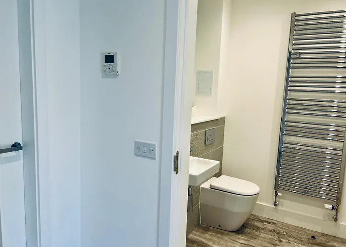 Executive Triplex House, 3 Bedroom 3 Bathrooms 1 Living Kitchen - Huge Terrace For Master Bedroom - Private E Parking Lez Congestion Zone Free - Garden - 5 Mins Drive To Centre Station Hébergement de vacances