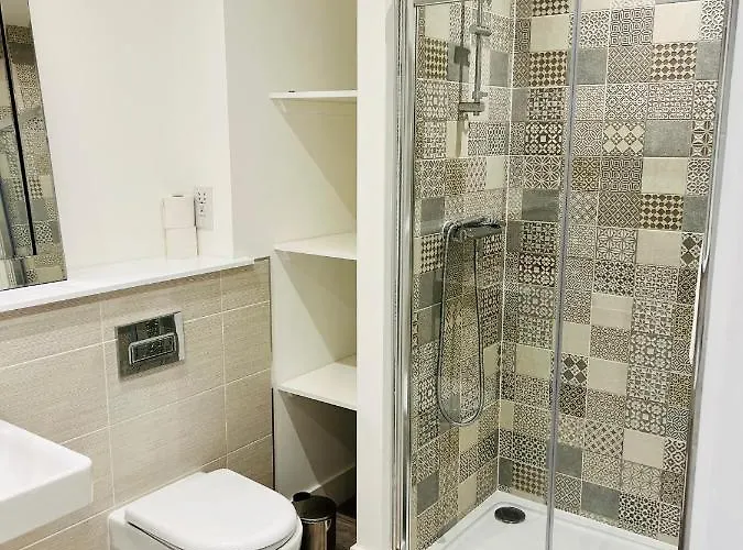 Executive Triplex House, 3 Bedroom 3 Bathrooms 1 Living Kitchen - Huge Terrace For Master Bedroom - Private E Parking Lez Congestion Zone Free - Garden - 5 Mins Drive To Centre Station * Glasgow