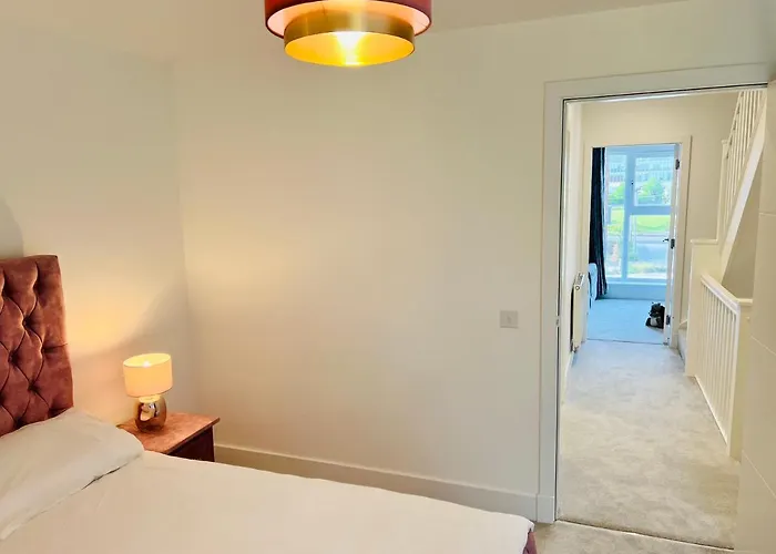 Executive Triplex House, 3 Bedroom 3 Bathrooms 1 Living Kitchen - Huge Terrace For Master Bedroom - Private E Parking Lez Congestion Zone Free - Garden - 5 Mins Drive To Centre Station Glasgow