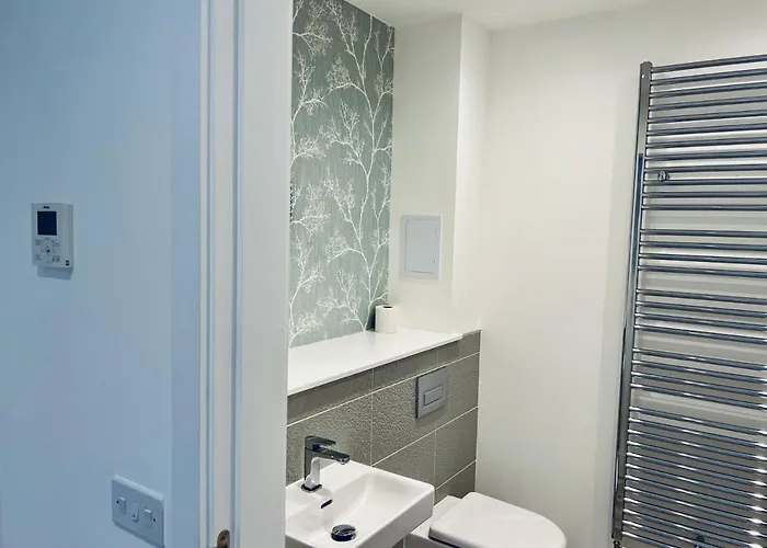 Executive Triplex House, 3 Bedroom 3 Bathrooms 1 Living Kitchen - Huge Terrace For Master Bedroom - Private E Parking Lez Congestion Zone Free - Garden - 5 Mins Drive To Centre Station Glasgow