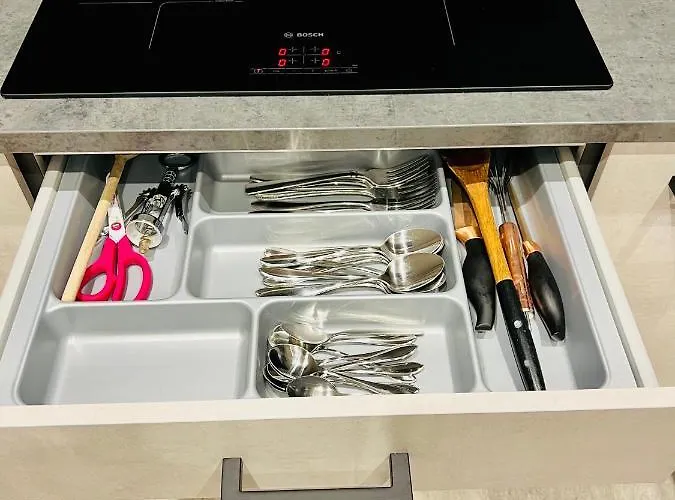 Executive Triplex House, 3 Bedroom 3 Bathrooms 1 Living Kitchen - Huge Terrace For Master Bedroom - Private E Parking Lez Congestion Zone Free - Garden - 5 Mins Drive To Centre Station Hébergement de vacances Glasgow