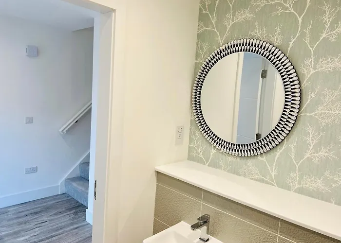 Executive Triplex House, 3 Bedroom 3 Bathrooms 1 Living Kitchen - Huge Terrace For Master Bedroom - Private E Parking Lez Congestion Zone Free - Garden - 5 Mins Drive To Centre Station *