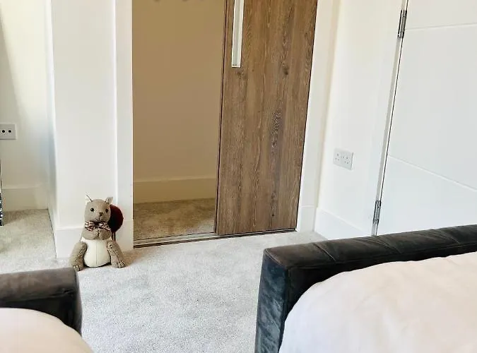 Executive Triplex House, 3 Bedroom 3 Bathrooms 1 Living Kitchen - Huge Terrace For Master Bedroom - Private E Parking Lez Congestion Zone Free - Garden - 5 Mins Drive To Centre Station Hébergement de vacances