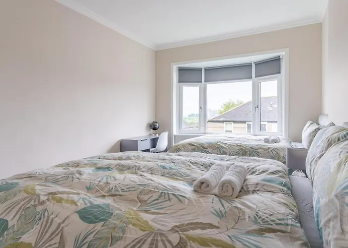 Apartament 4 Bedrooms Homely House - Sleeps 6 Comfortably With 6 Double Beds,glasgow, Free Street Parking, Business Travellers, Contractors, & Holiday-goers, Near Major Transport Links In & Centre, Perfect For Common Wealth Games 2026 *