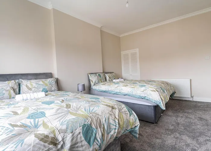 4 Bedrooms Homely House - Sleeps 6 Comfortably With 6 Double Beds,glasgow, Free Street Parking, Business Travellers, Contractors, & Holiday-goers, Near Major Transport Links In & Centre, Perfect For Common Wealth Games 2026 Apartament