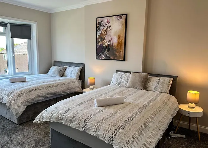 Apartament 4 Bedrooms Homely House - Sleeps 6 Comfortably With 6 Double Beds,glasgow, Free Street Parking, Business Travellers, Contractors, & Holiday-goers, Near Major Transport Links In & Centre, Perfect For Common Wealth Games 2026