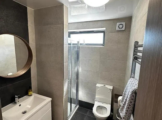 Spacious 3-bedroom On Country Estate Near - Sleeps 6