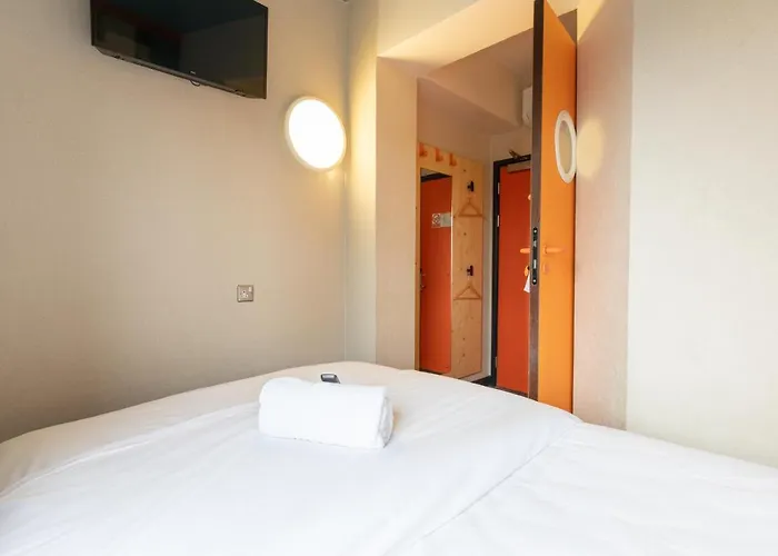 Easyhotel 2*