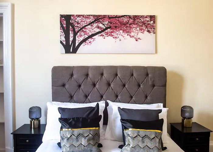 Stunning 5 Bedroom Apt, Close To Centre, Sec, Hydro And Motorway *