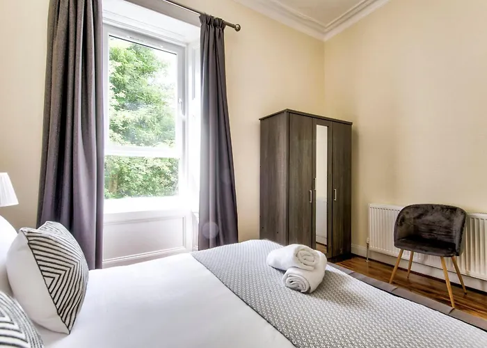 Апартаменты Stunning 5 Bedroom Apt, Close To Centre, Sec, Hydro And Motorway *