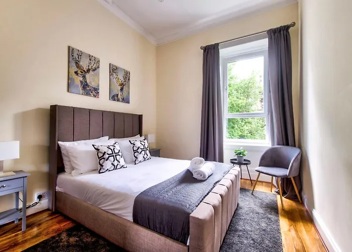 Stunning 5 Bedroom Apt, Close To Centre, Sec, Hydro And Motorway *