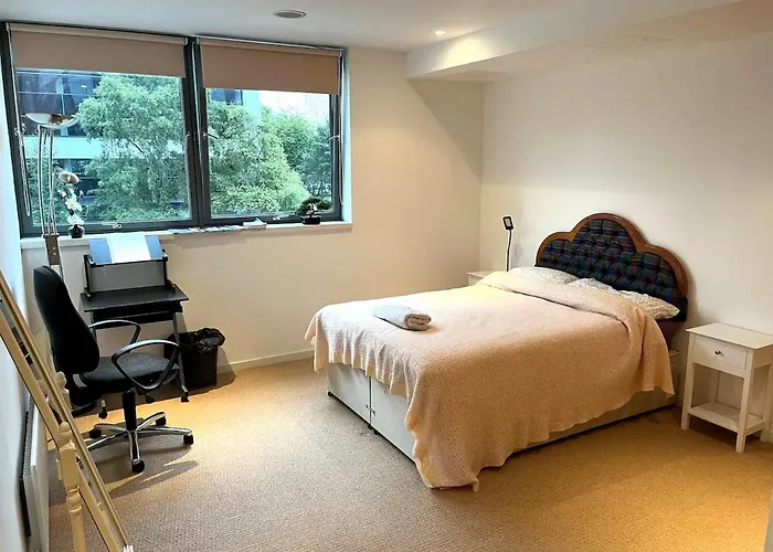 Spacious Queen Bed Centre Penthouse With Balcony - Homeshare - Live In Host Séjour chez l'habitant