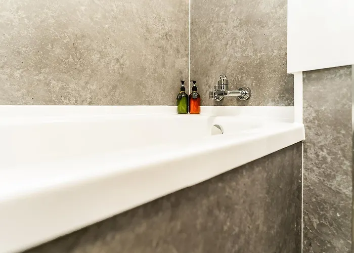 Spacious 2-bedroom Main Door With Private Parking Glasgow