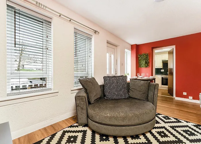 Spacious 2-bedroom Main Door With Private Parking * Glasgow