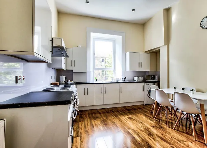 Апартаменты Stunning 5 Bedroom Apt, Close To Centre, Sec, Hydro And Motorway *