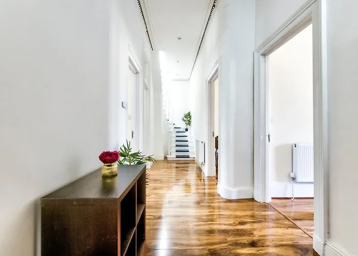 Stunning 5 Bedroom Apt, Close To Centre, Sec, Hydro And Motorway Апартаменты *