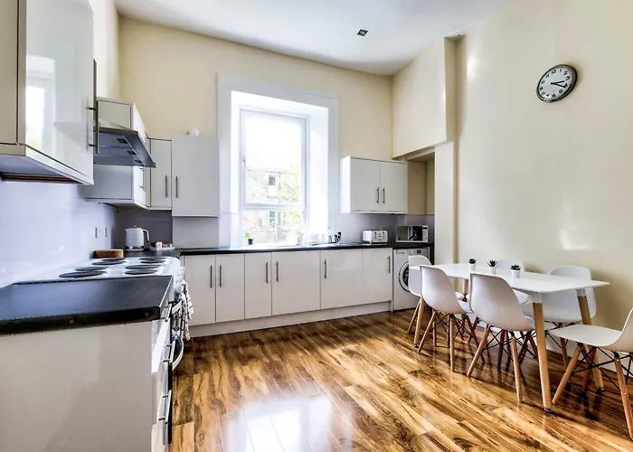 Stunning 5 Bedroom Apt, Close To Centre, Sec, Hydro And Motorway Апартаменты