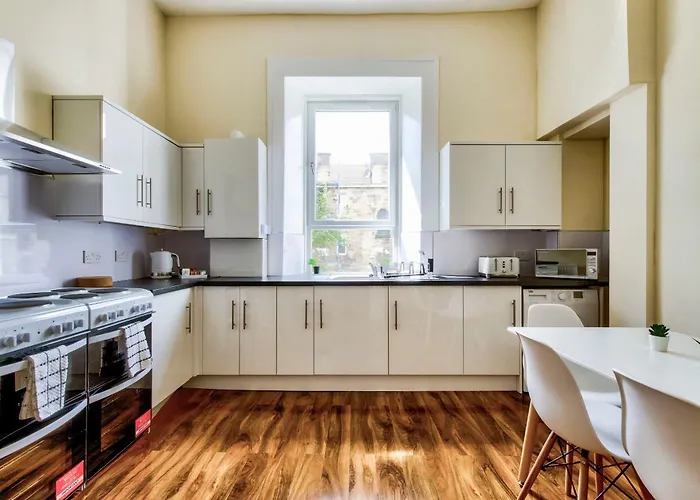 Апартаменты Stunning 5 Bedroom Apt, Close To Centre, Sec, Hydro And Motorway *