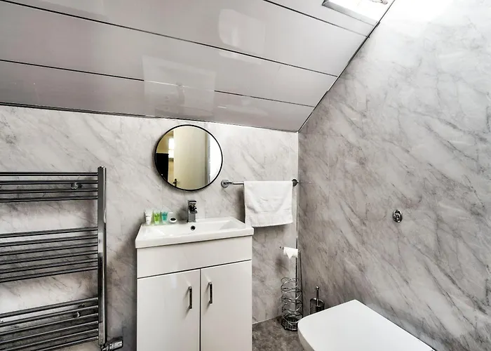 Stunning 5 Bedroom Apt, Close To Centre, Sec, Hydro And Motorway Апартаменты