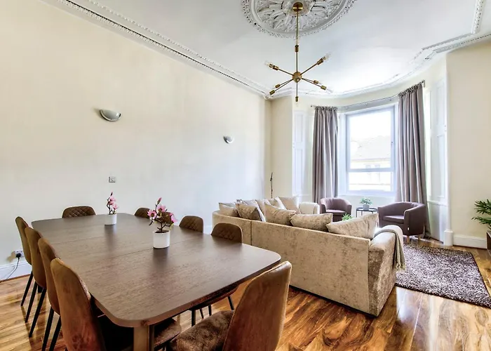 Stunning 5 Bedroom Apt, Close To Centre, Sec, Hydro And Motorway Апартаменты *
