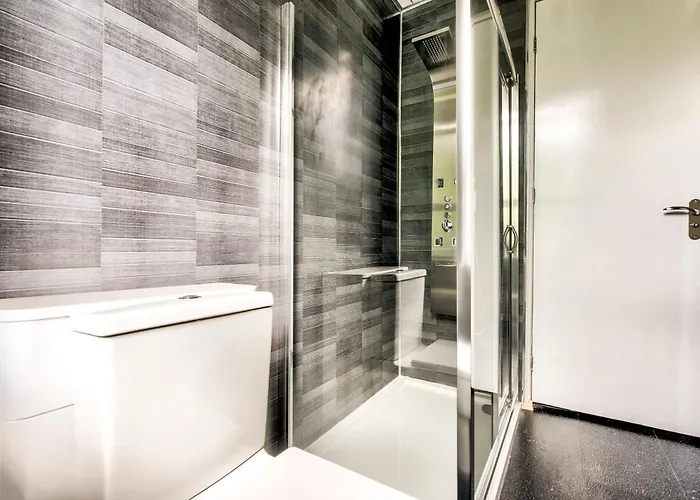 Апартаменты Stunning 5 Bedroom Apt, Close To Centre, Sec, Hydro And Motorway *