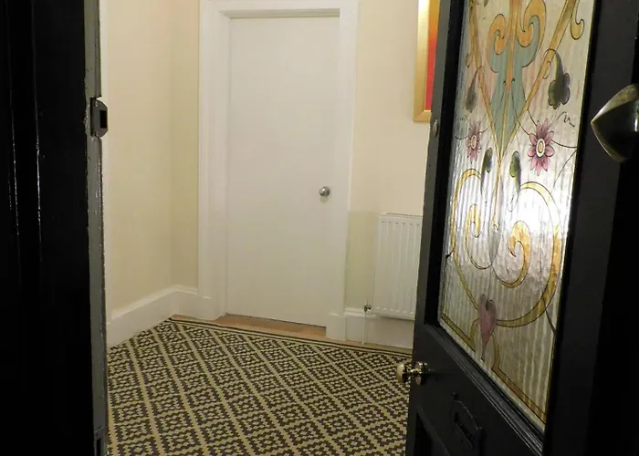 Beautiful & Spacious 2 Bed In West End *