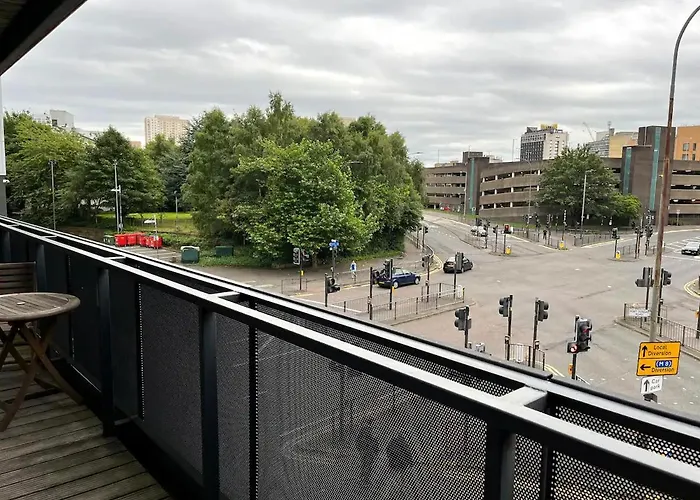 Spacious Queen Bed Centre Penthouse With Balcony - Homeshare - Live In Host Séjour chez l'habitant Glasgow