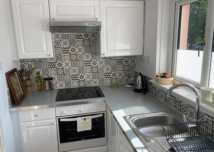 Comfy 1 Bedroom Flat With Free Parking Apartment *