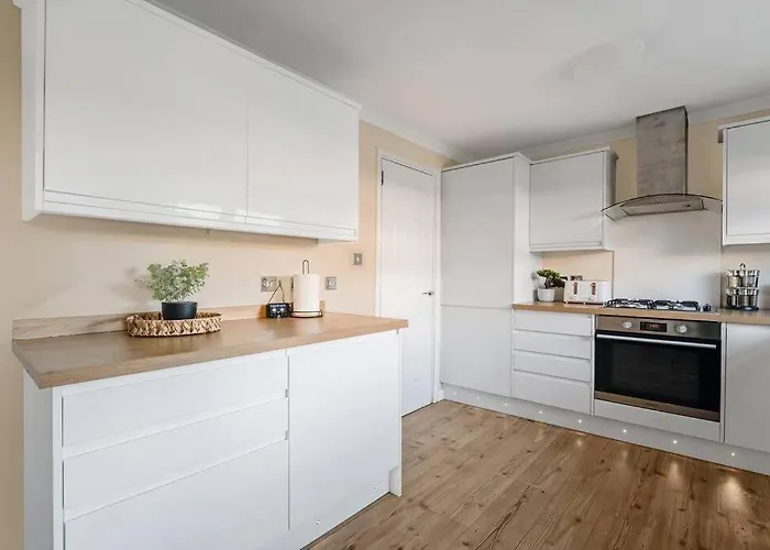 Stylish 2-bed House Private Driveway