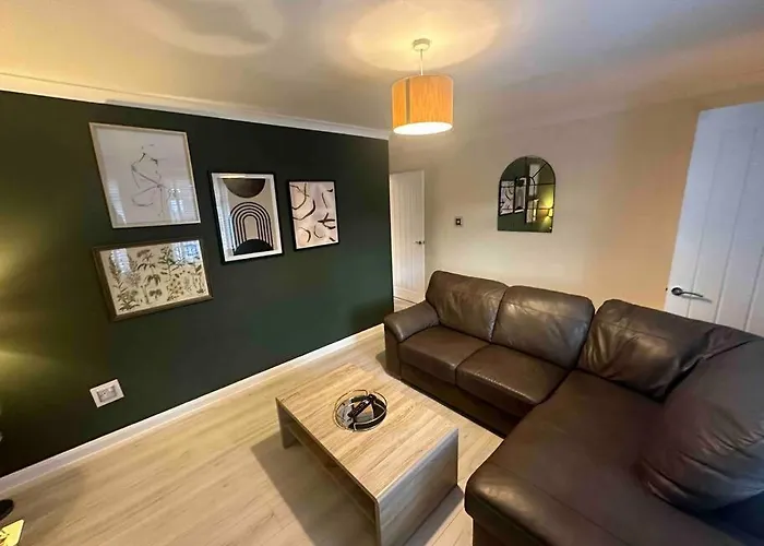 Stylish 2-bed House Private Driveway