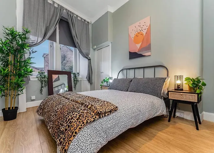 Traditional 1-bed Flat In Southside *