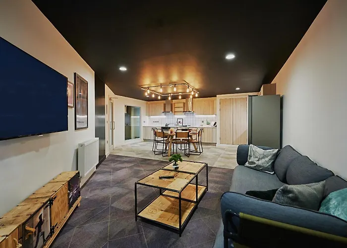 For Students Only Modern In West End *