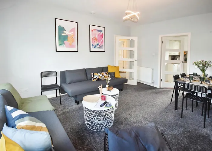 Modern Style , Separate Entrance * Glasgow