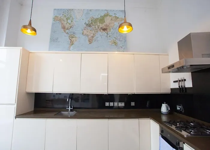 Bright Spacious 3 Bed Flat Apartament