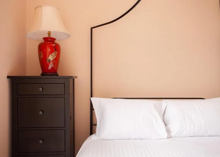 Bright Spacious 3 Bed Flat Apartament