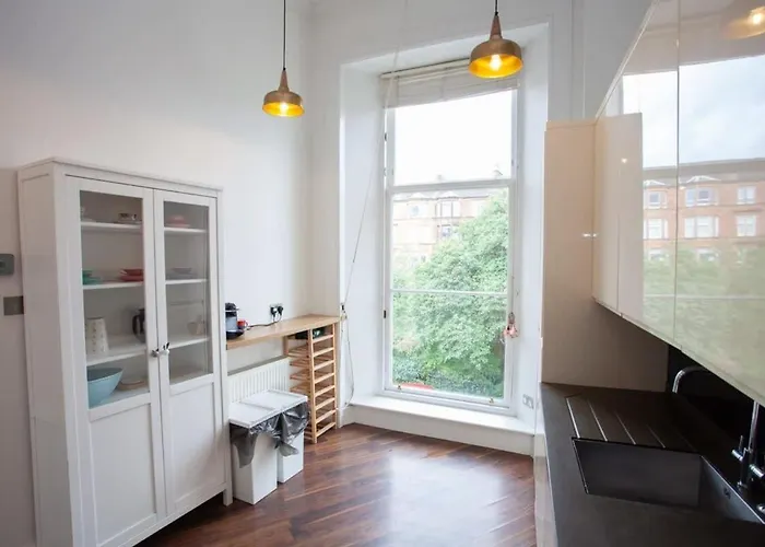 Bright Spacious 3 Bed Flat * Glasgow