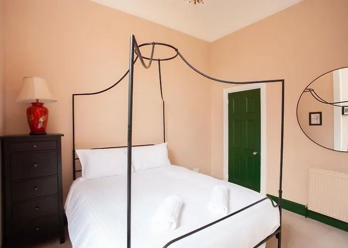 Bright Spacious 3 Bed Flat Apartament