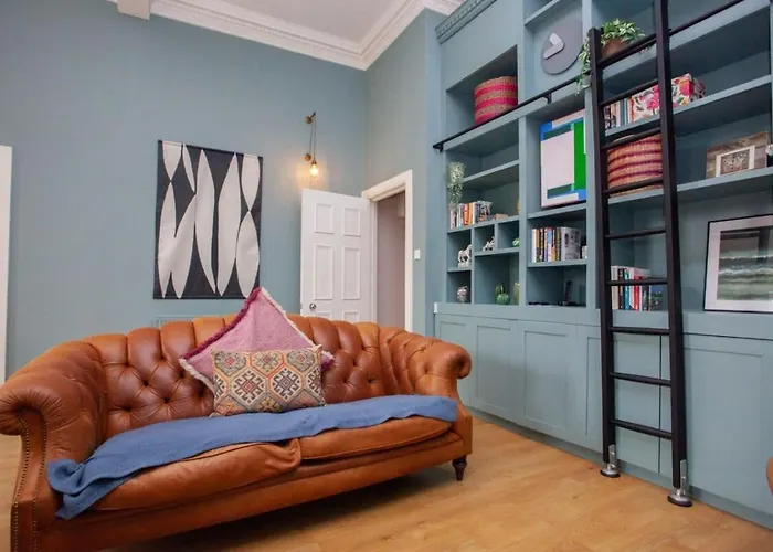 Bright Spacious 3 Bed Flat *