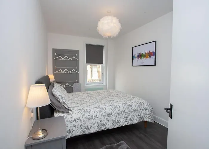 Newly Renovated Apartment *