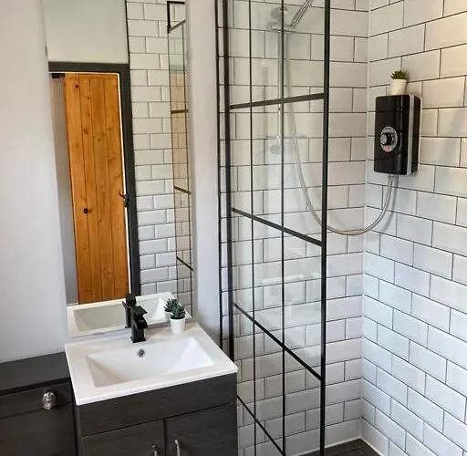 Rustic Floor West End Pad With Balcony, Parking Next To Byers Road, Aston Lane, Uni Appartamento