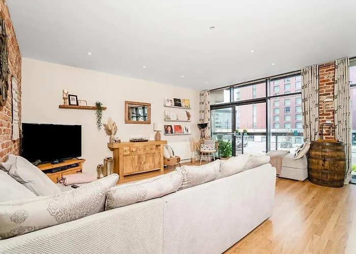 Apartment Luxury Huge Modern Open Plan 2bedroom Flat - Free Private Parking & Balcony Located At The Ovo Hydro And Sec Centre *