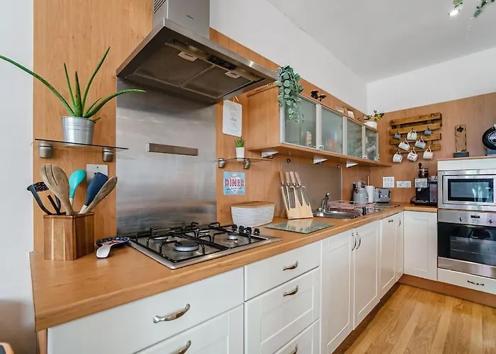 Luxury Huge Modern Open Plan 2bedroom Flat - Free Private Parking & Balcony Located At The Ovo Hydro And Sec Centre