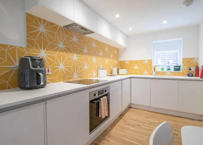 Stylish West End Detached Mews - Pass The Keys *