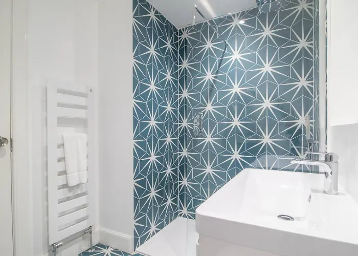 Stylish West End Detached Mews - Pass The Keys *